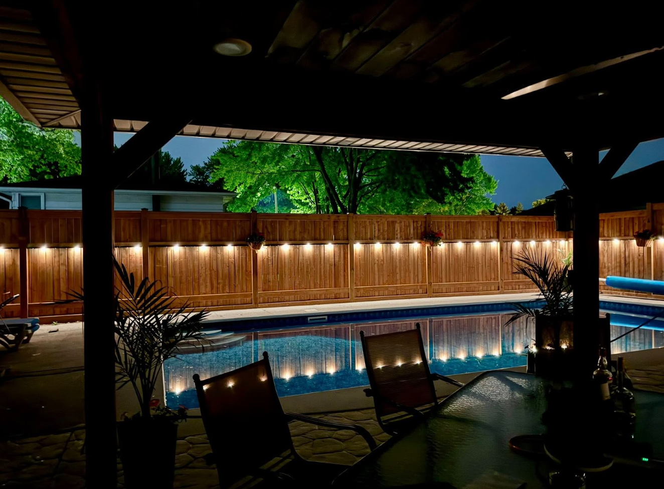 Installation de lumières extérieures permanente pour gazebo, résistante aux conditions hivernales québécoises