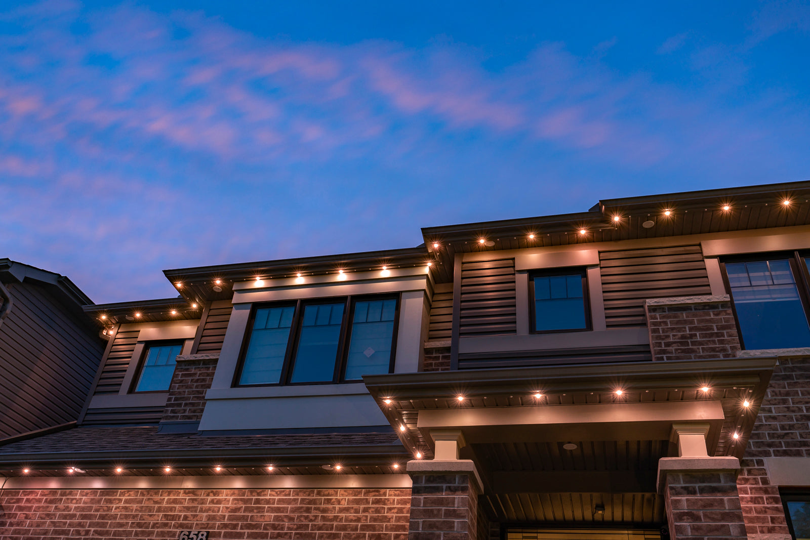 Installation de lumières décoratives permanentes au Québec pour personnaliser votre maison