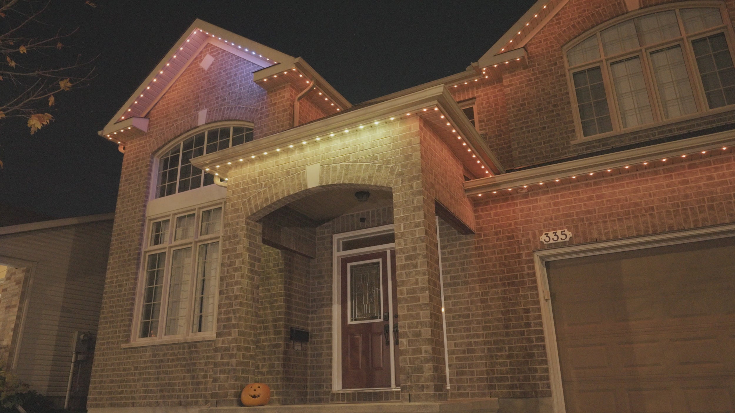 Installation de lumières décoratives intelligentes personnalisables pour toute occasion par Illumination Québec